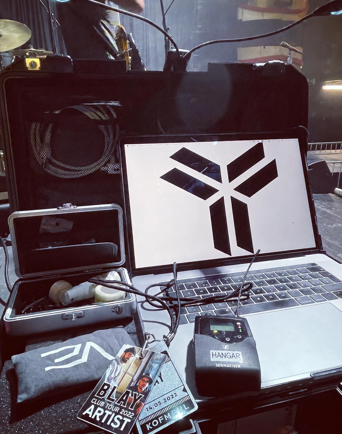Hangar hinter den Kulissen: Laptop und Bühnentechnik im Backstagebereich